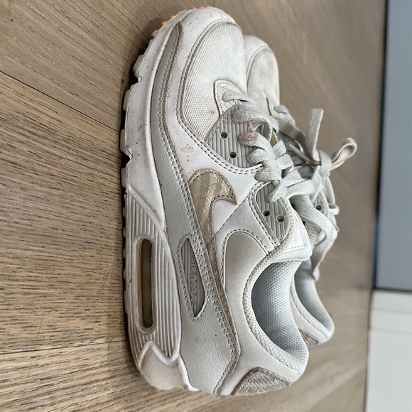 Nike Air Max women’s size 7, a little dirty but barely worn - Picture 3 of 3
